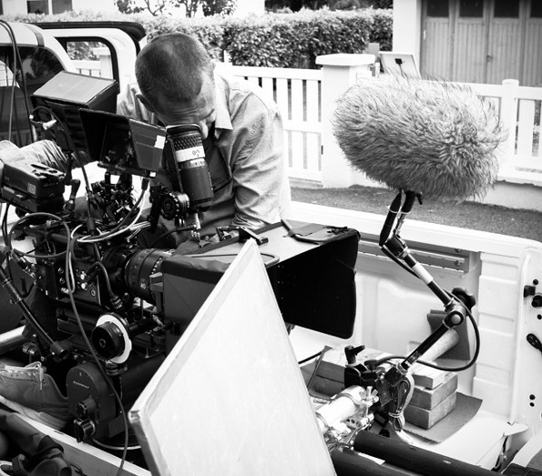 Illustration prise de son du tournage L'homme de l'île sandwich Caméraman avec sa caméra et le micro