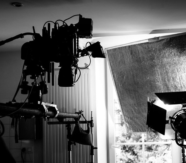 Illustration prise de son du tournage L'homme de l'île sandwich Perche, caméra et spot sur scène de tournage