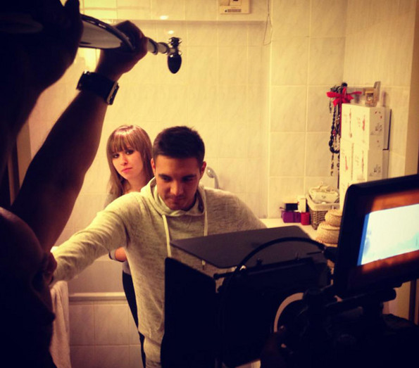 Perchman avec sa perche et caméra sur scène de tournage salle de bain